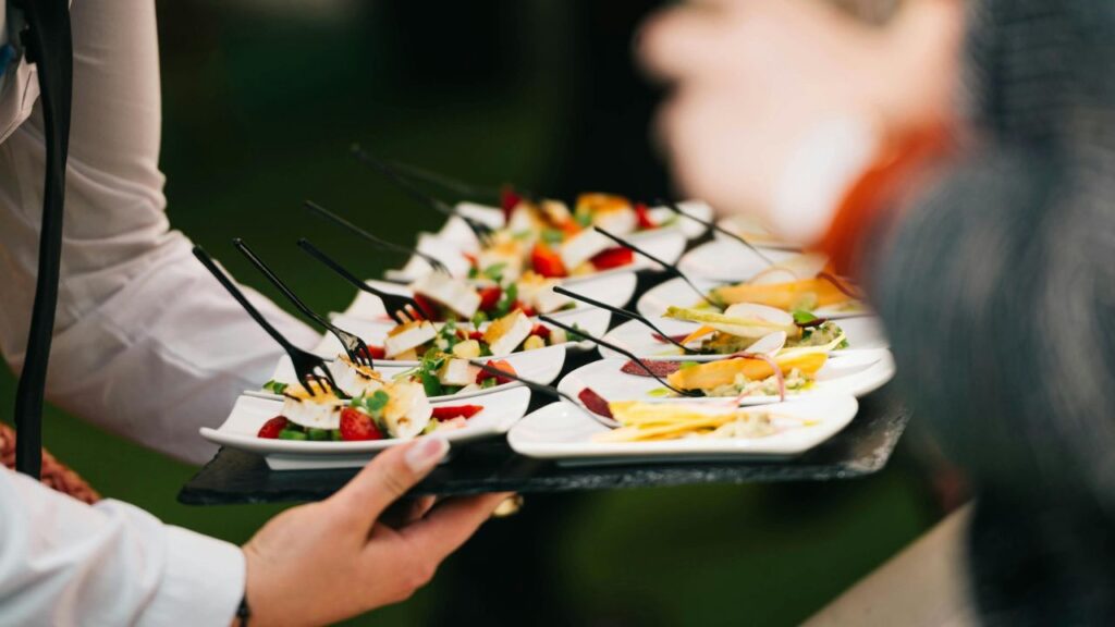 Banquete corporativo con catering en Bogotá y presentación sofisticada