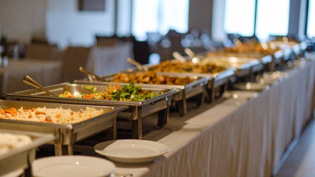 Servicio de catering profesional en Bogotá con montaje elegante para eventos