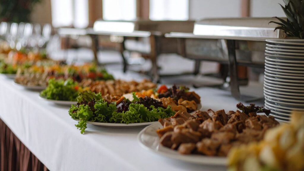 Chef profesional preparando platos gourmet para servicio de catering en Bogotá