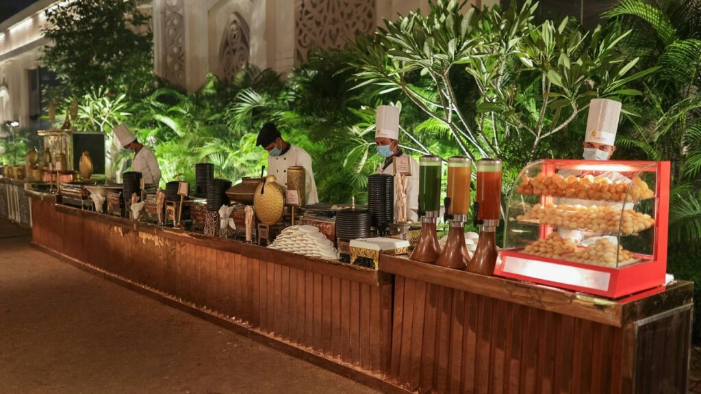 Montaje de mesa elegante para evento con catering en Bogotá