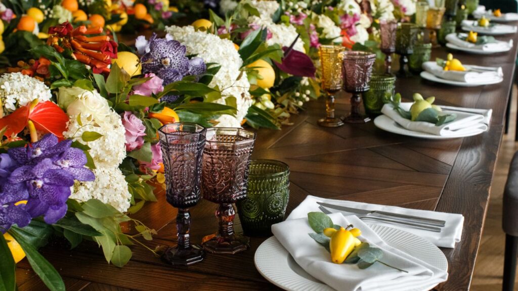 Equipo planificando la logística completa de un evento con catering en Bogotá