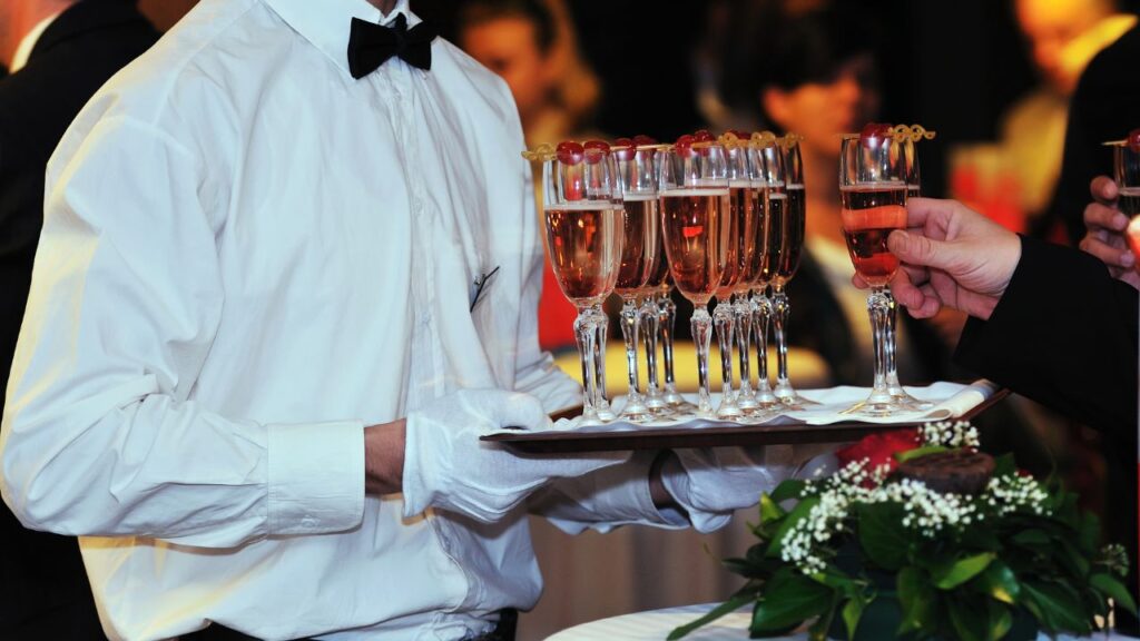 Meseros profesionales ofreciendo servicio de catering en Bogotá